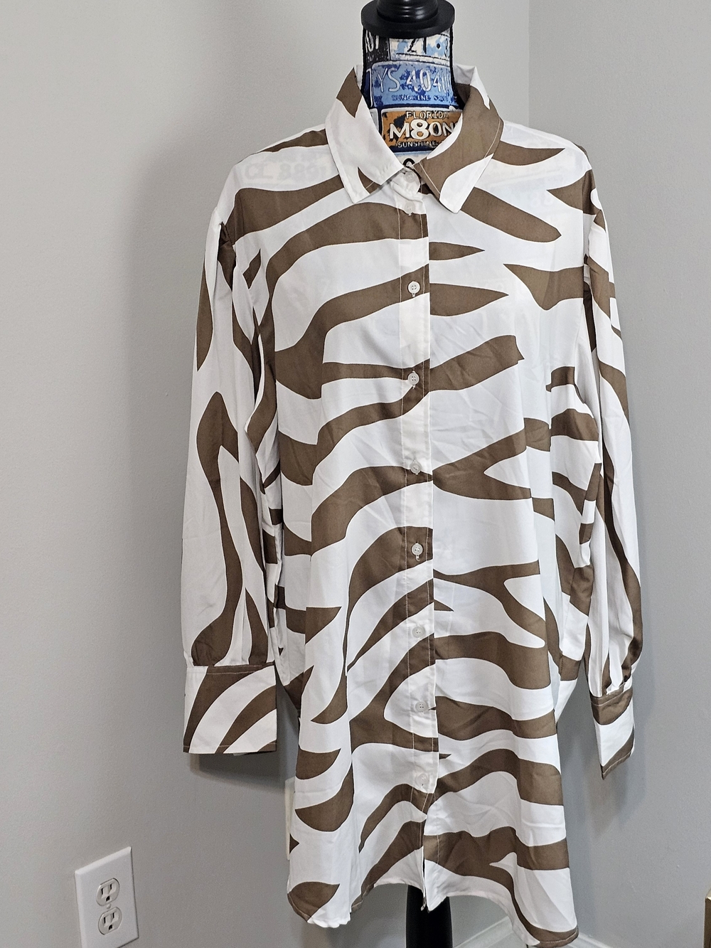 Rouge Collection NWT Womens Blouse 2X Taupe White Button Up Lightweight LS